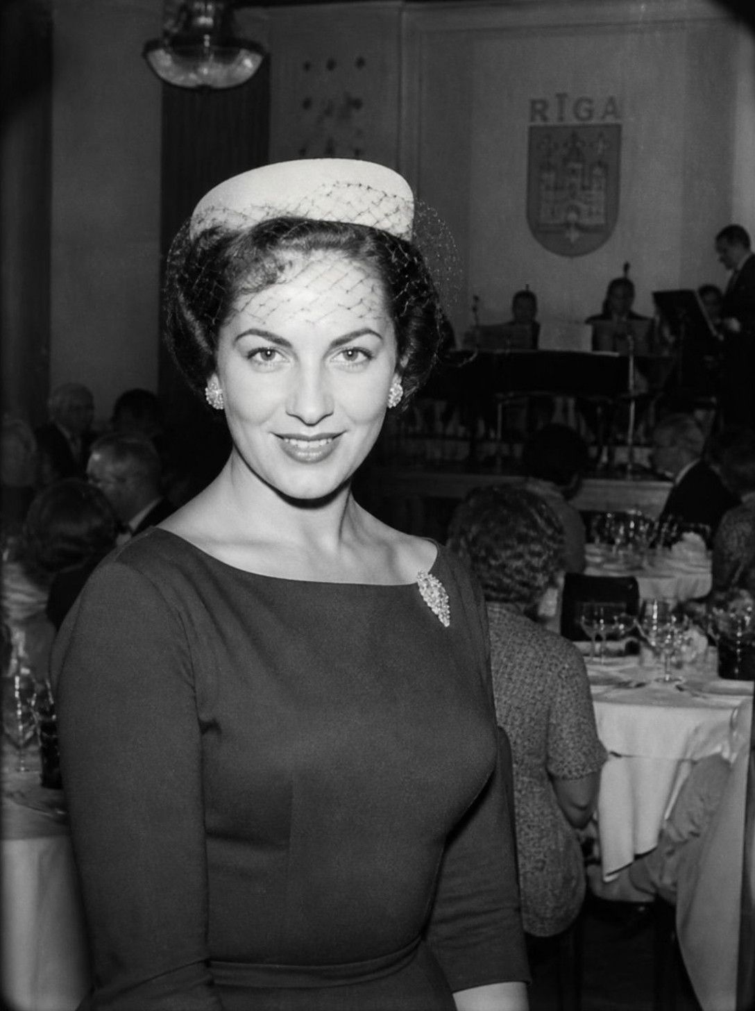 Retro stils: cepurīte un pērles. Piecdesmito gadu elegance pie svētku galda. Retro foto izdruka kā dāvaniņa viesiem.