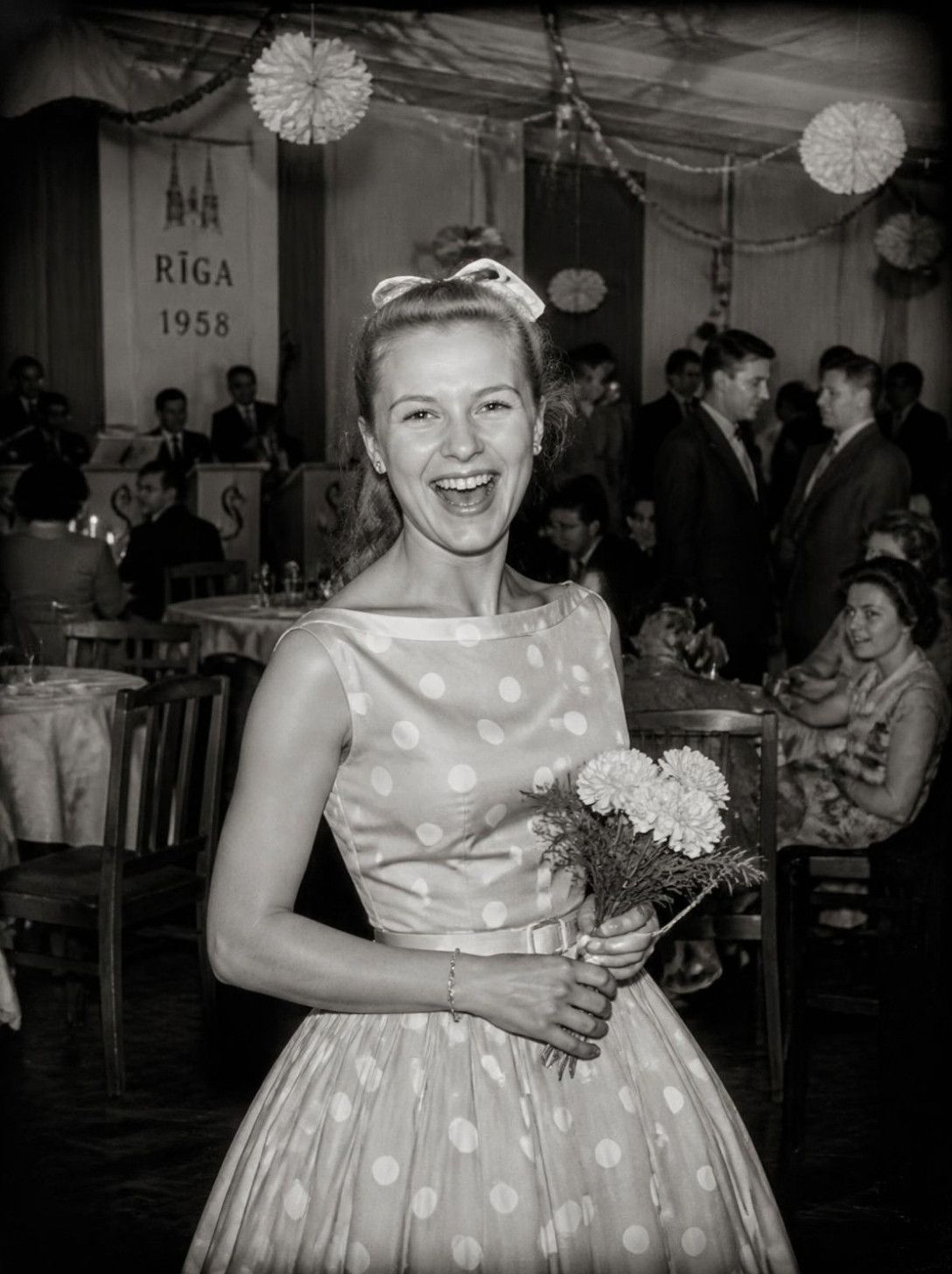 Retro stils: punktota kleita. Smejoša viese ar pušķi. Retro foto kaste kāzām piecdesmito gadu noskaņā.