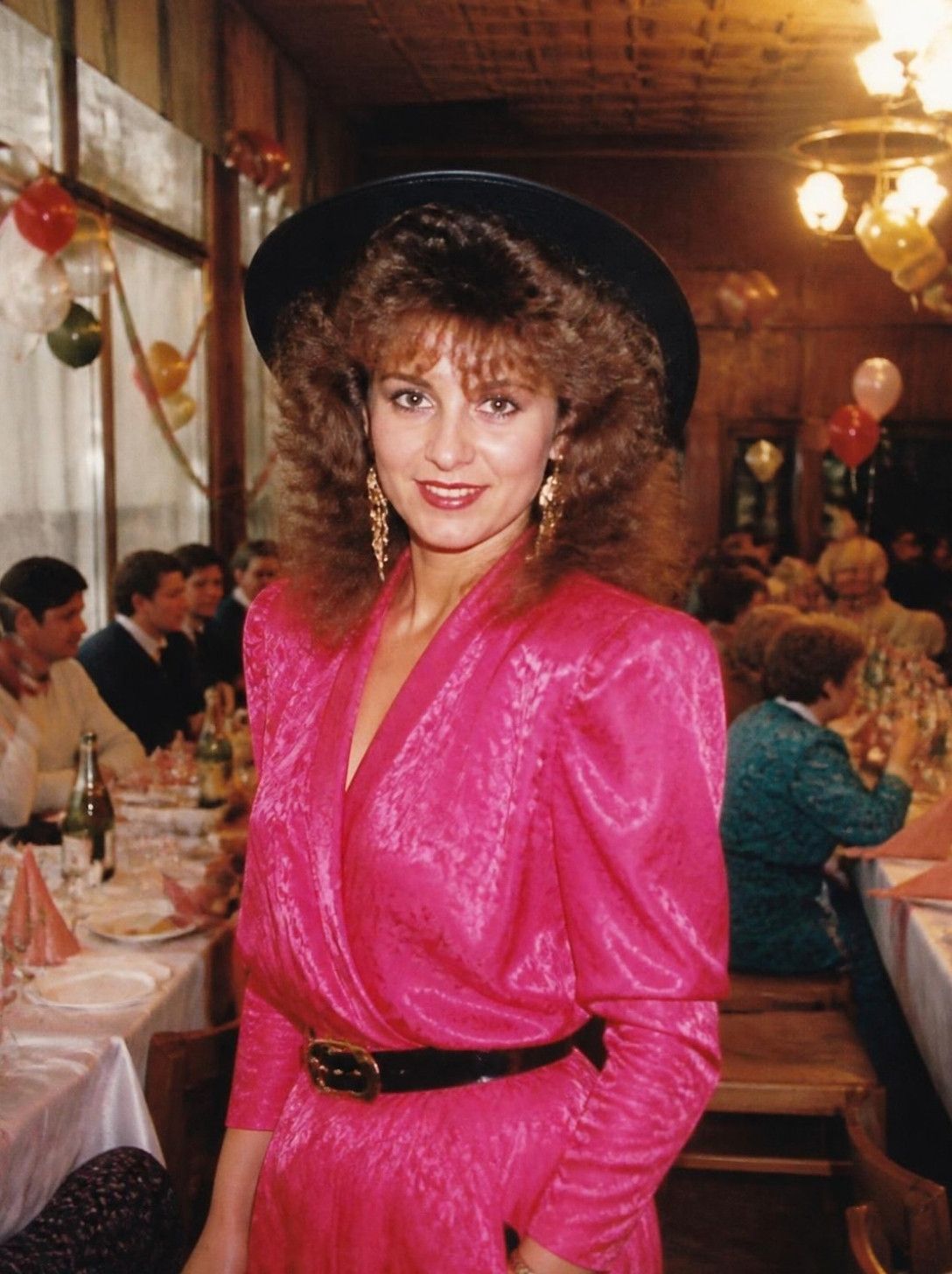 Retro stils: 80. gadi. Spilgtas krāsas, platmale un cirtaini mati. Astoņdesmito gadu retro foto ballītei.
