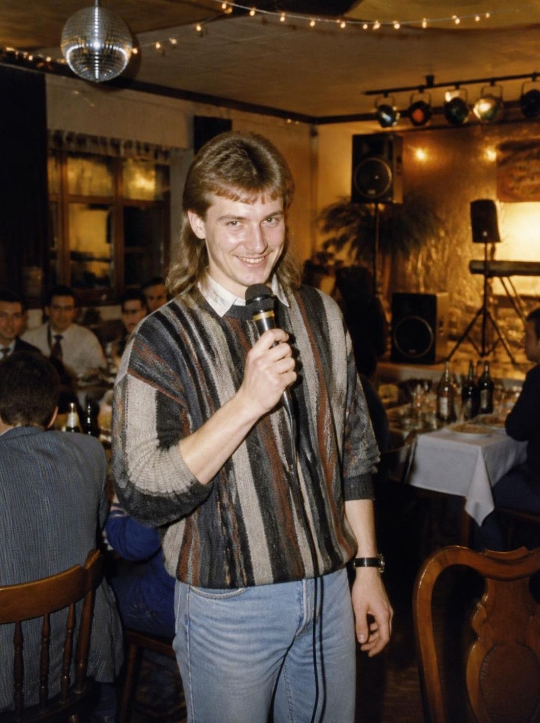 Portrets 1987. gada ballītē ar mikrofonu