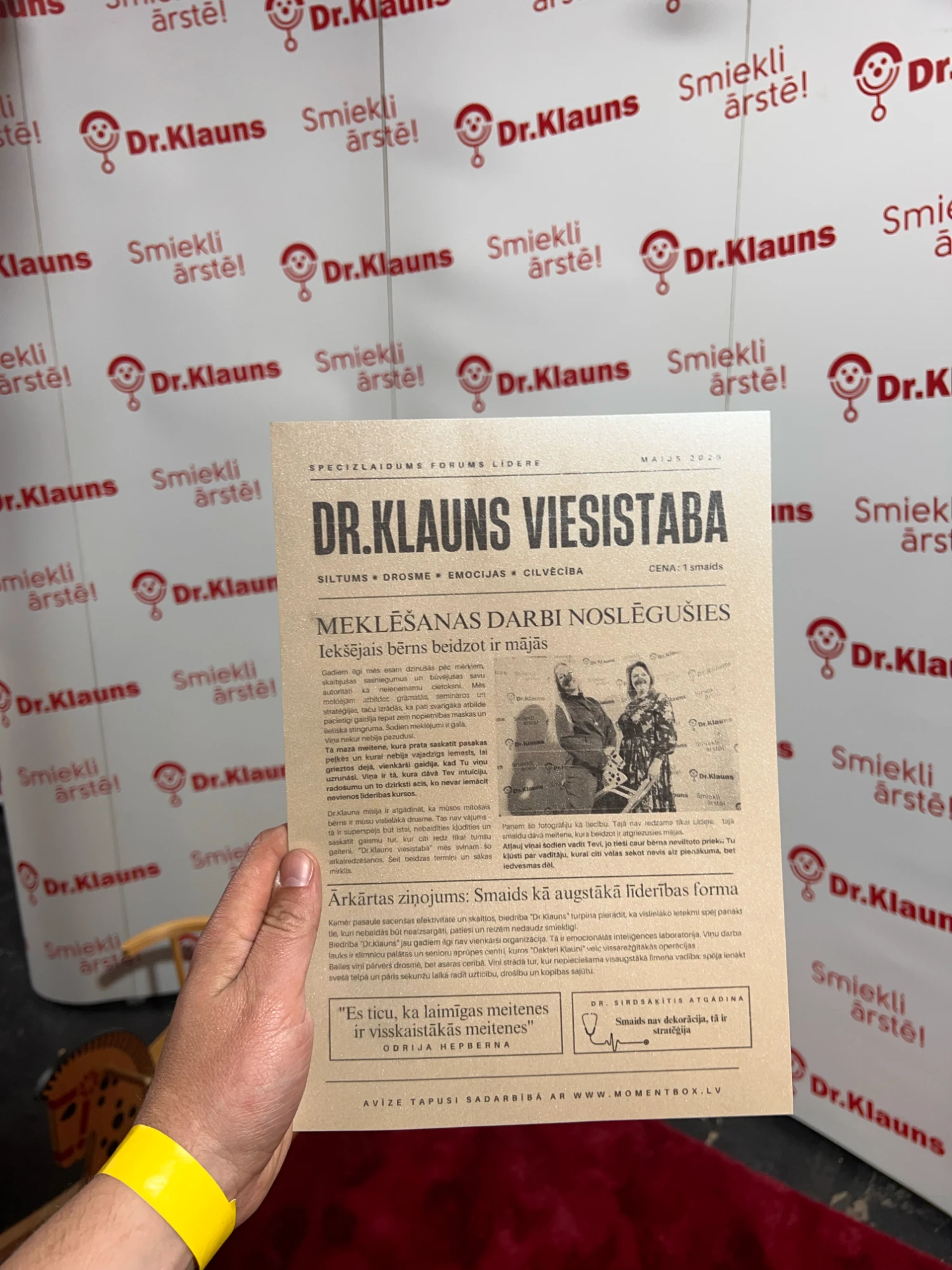 Forums „Līdere”: Dr.Klauns stends. „Dr.Klauns viesistaba”: speciālizdevums forumam ar biedrības vērtībām avīzes galvā un stenda apmeklētājiem pirmajā lapā. 2026. gada maijs.