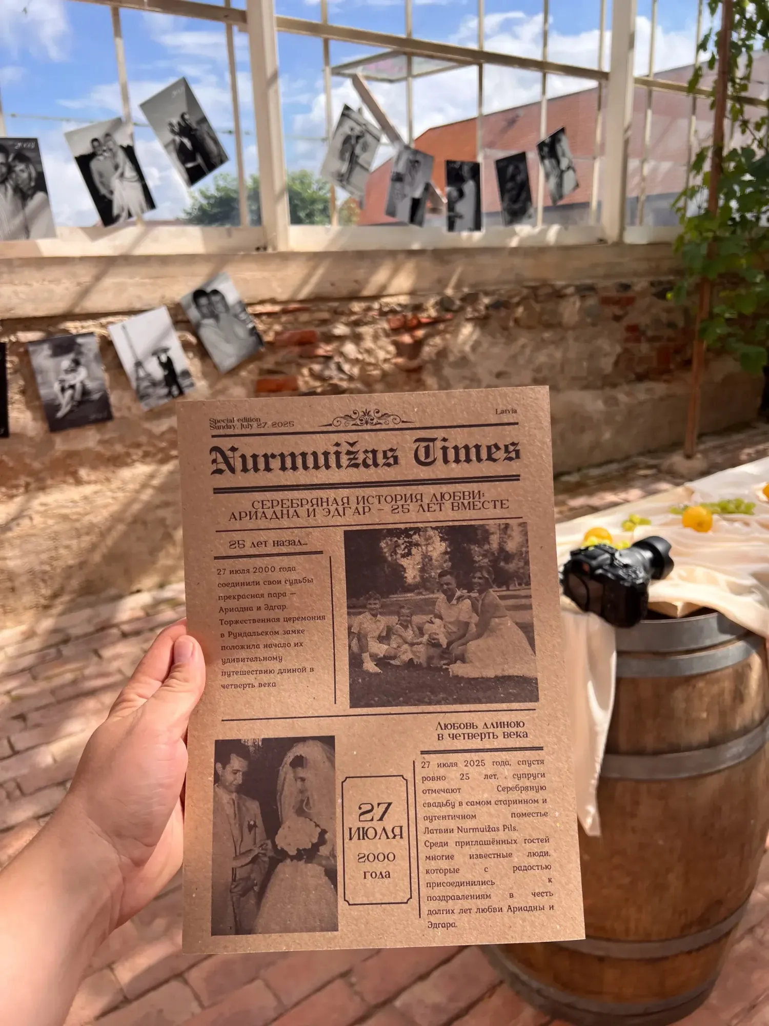 Sudrabkāzas Nurmuižas pilī. „Nurmuižas Times”: sudrabkāzu avīze ar pāra mīlestības stāstu un fotogrāfijām no abām kāzām. 2025. gada jūlijs.
